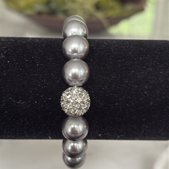 EUC BRACELET Gray Pearls with studded Accent Pearl. Large -Xl. Stretchy Highend - Picture 4 of 5